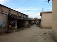 abendlicher Spaziergang durch ein Tharu-Dorf