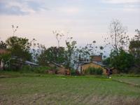 abendlicher Spaziergang durch ein Tharu-Dorf
