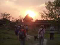 abendlicher Spaziergang durch ein Tharu-Dorf