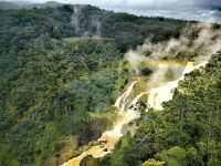 Wasserfall und Regenbogen auf dem Weg nach Kuranda &ndash; &copy; Simone Willner (Eberhardt TRAVEL)