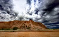 Gewitterstimmung am Uluru &ndash; &copy; Simone Willner (Eberhardt TRAVEL)