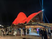 Die Oper ist abends farbig - heute ist rot dran &ndash; &copy; Simone Willner (Eberhardt TRAVEL)