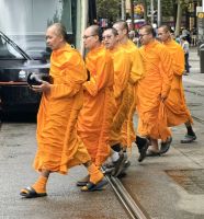 Ja, auch das ist Sydney, buddhistische Mönche steigen aus der Bahn &ndash; &copy; Simone Willner (Eberhardt TRAVEL)