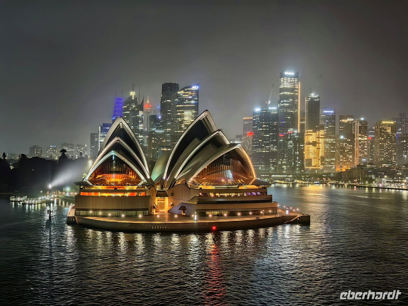 Das berühmte Opernhaus von Sydney ist toll angestrahlt &ndash; &copy;  (Eberhardt TRAVEL)