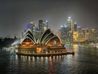 Das berühmte Opernhaus von Sydney ist toll angestrahlt &ndash; &copy; Simone Willner (Eberhardt TRAVEL)