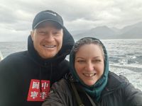 Reisebegleiterin Simone und der Geigen Virtuose im Fjordland Nationalpark &ndash; &copy; Simone Willner (Eberhardt TRAVEL)