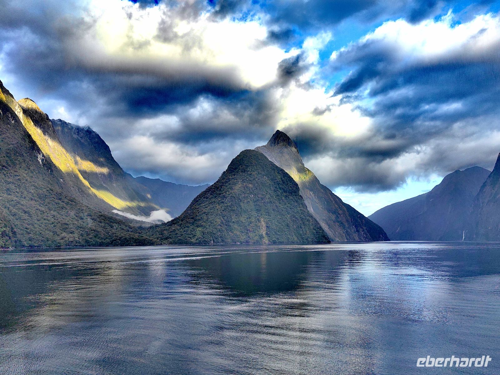 Magie im Milford Sound  &ndash; &copy;  (Eberhardt TRAVEL)