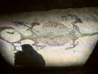 Höhlenzeichnung und ihr Schöpfer &ndash; &copy; Simone Willner (Eberhardt TRAVEL)