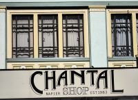 Auch die Schrift wurde angepaßt, Napier &ndash; &copy; Simone Willner (Eberhardt TRAVEL)