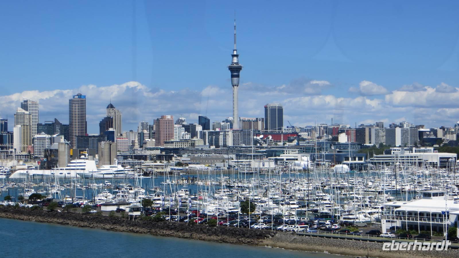 1551 Fahrt nach Auckland -  Skyline