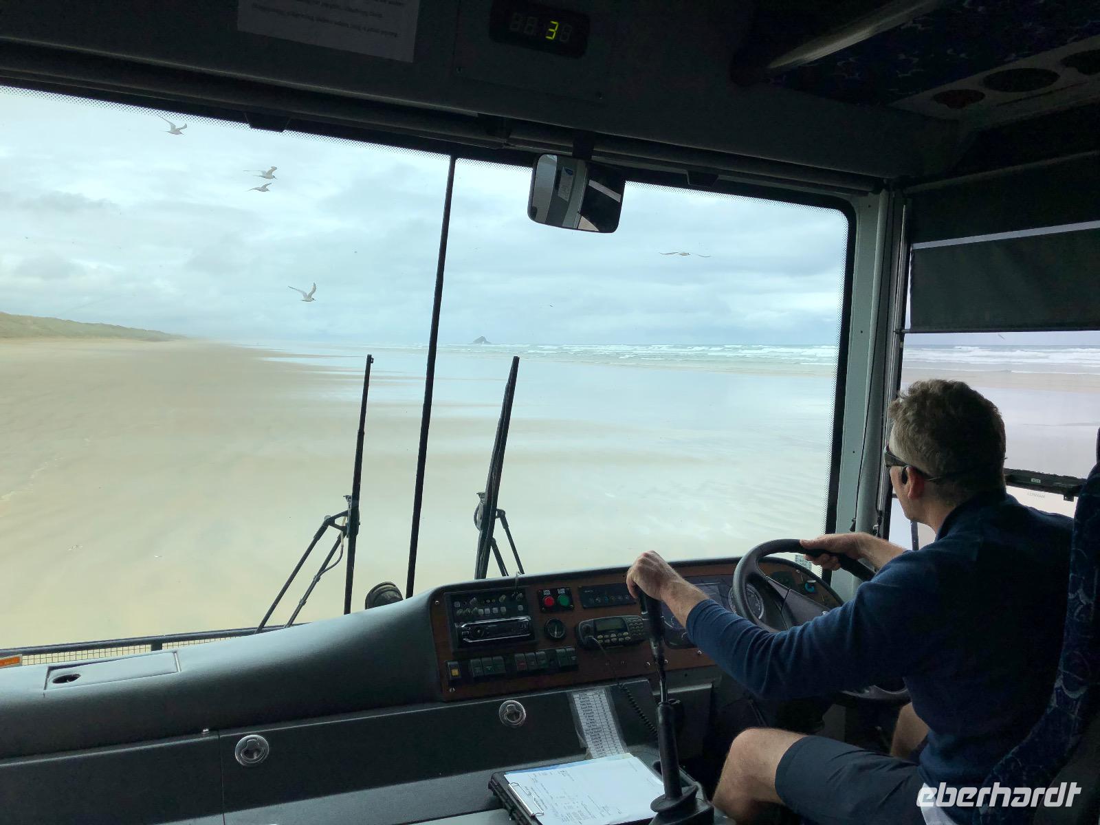 Busfahrt am Strand Ninety Mile Beach Neuseeland 