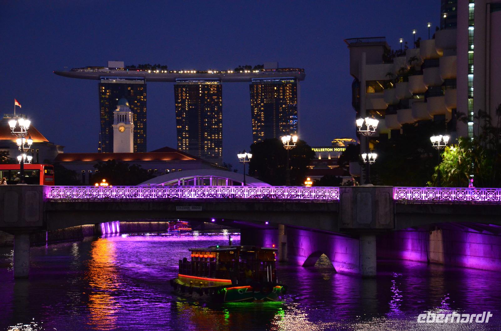 Singapur - beleuchtete Brücken