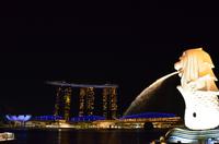 Singapur -Merlion mit Marina Bay Sense im Hintergrund