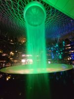 02-012 Singapore - Indoor-Wasserfall im Flughafen