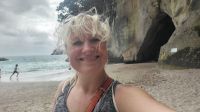 Rundreise Neuseeland - Reisebegleiterin Franzi an der Cathedral Cove