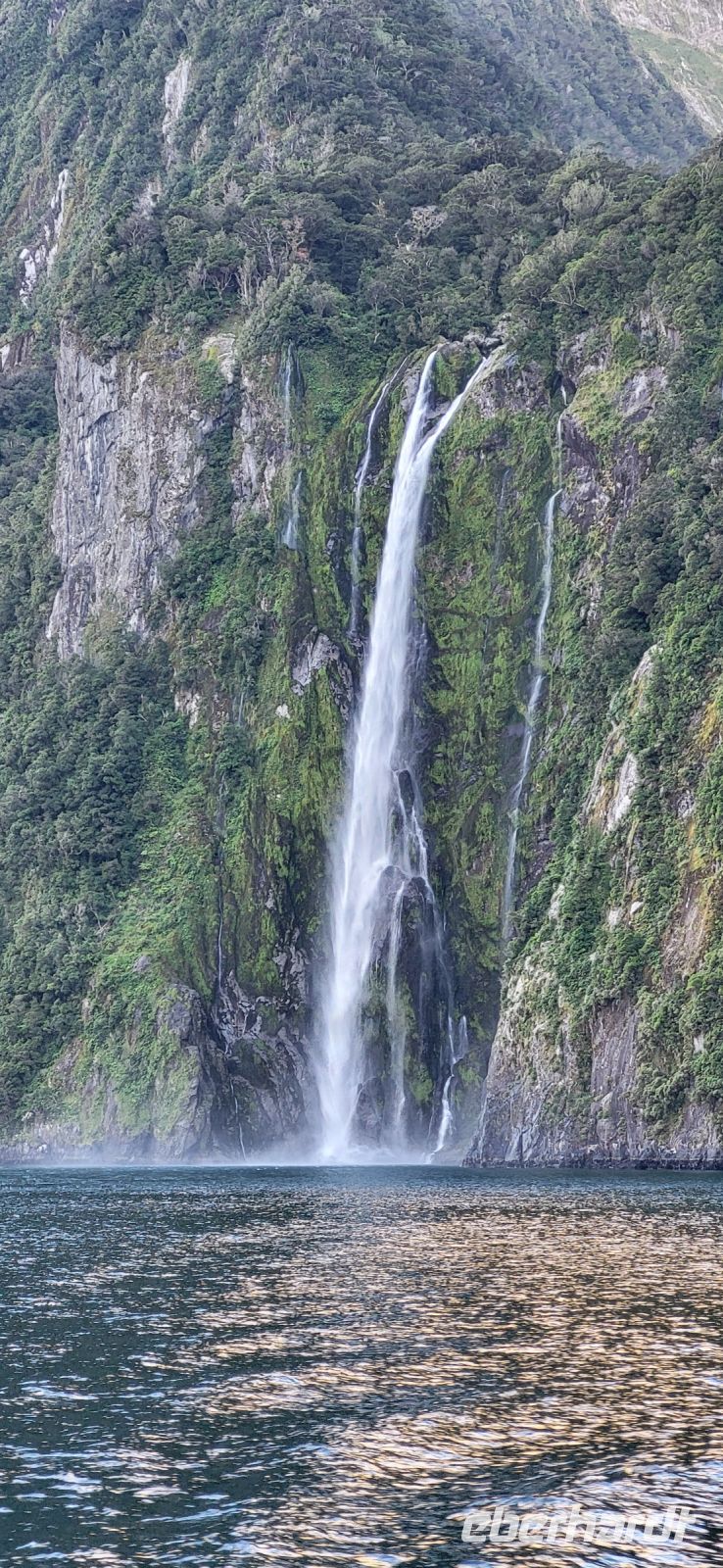 267 Wasserfall im Milford Sound