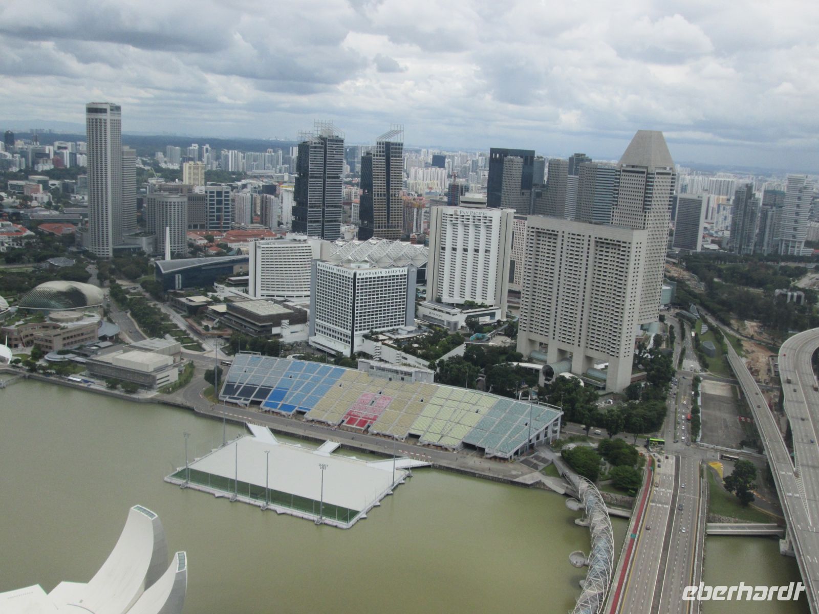 Blick auf die Formel 1 Tribüne und Skyline
