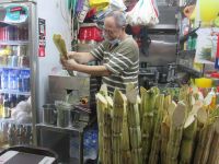 Zuckerrohrsaft wird hergestellt und...