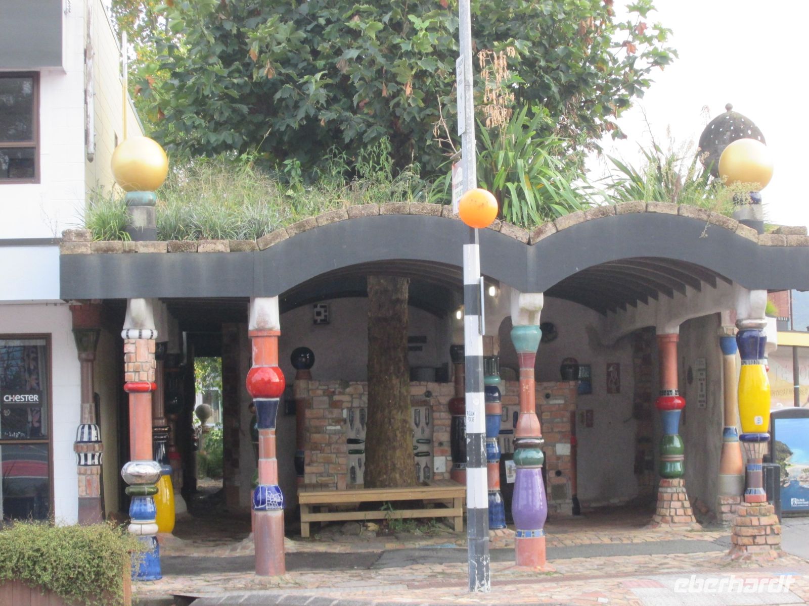 Kawakawa: Eingang zu den Hundertwassertoiletten