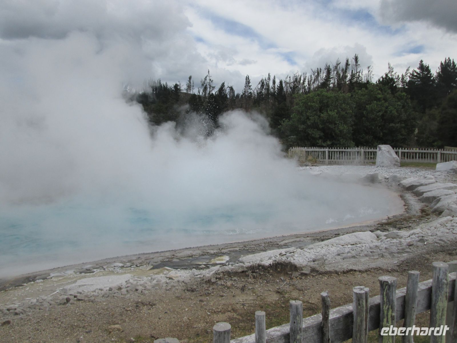 geothermische Aktivität bei den Wairaki Terraces