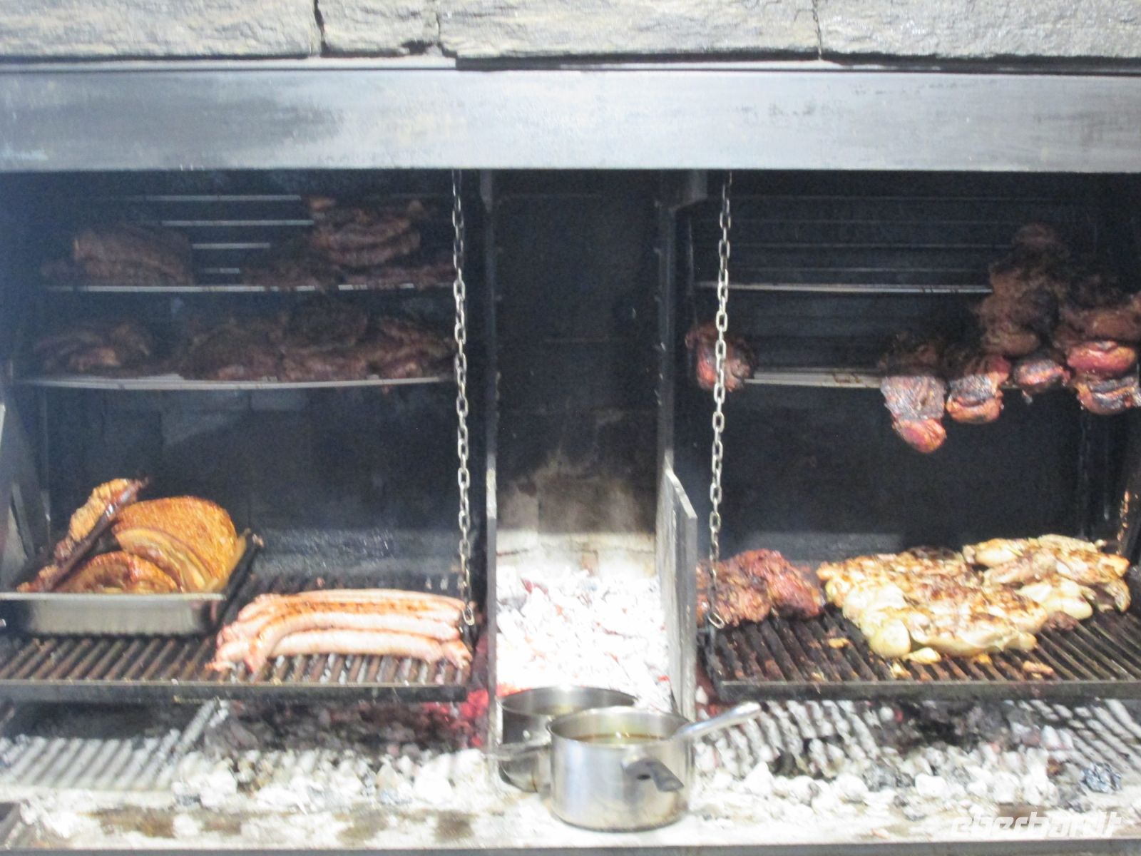 der Grill ist seht gut bestückt