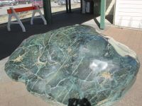 Jadestein am Bahnhof in Greymouth