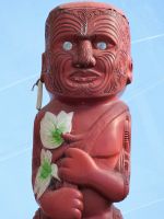 Neuseeland Nordinsel - Waitomo Caves - Maori Wächter  am Eingang