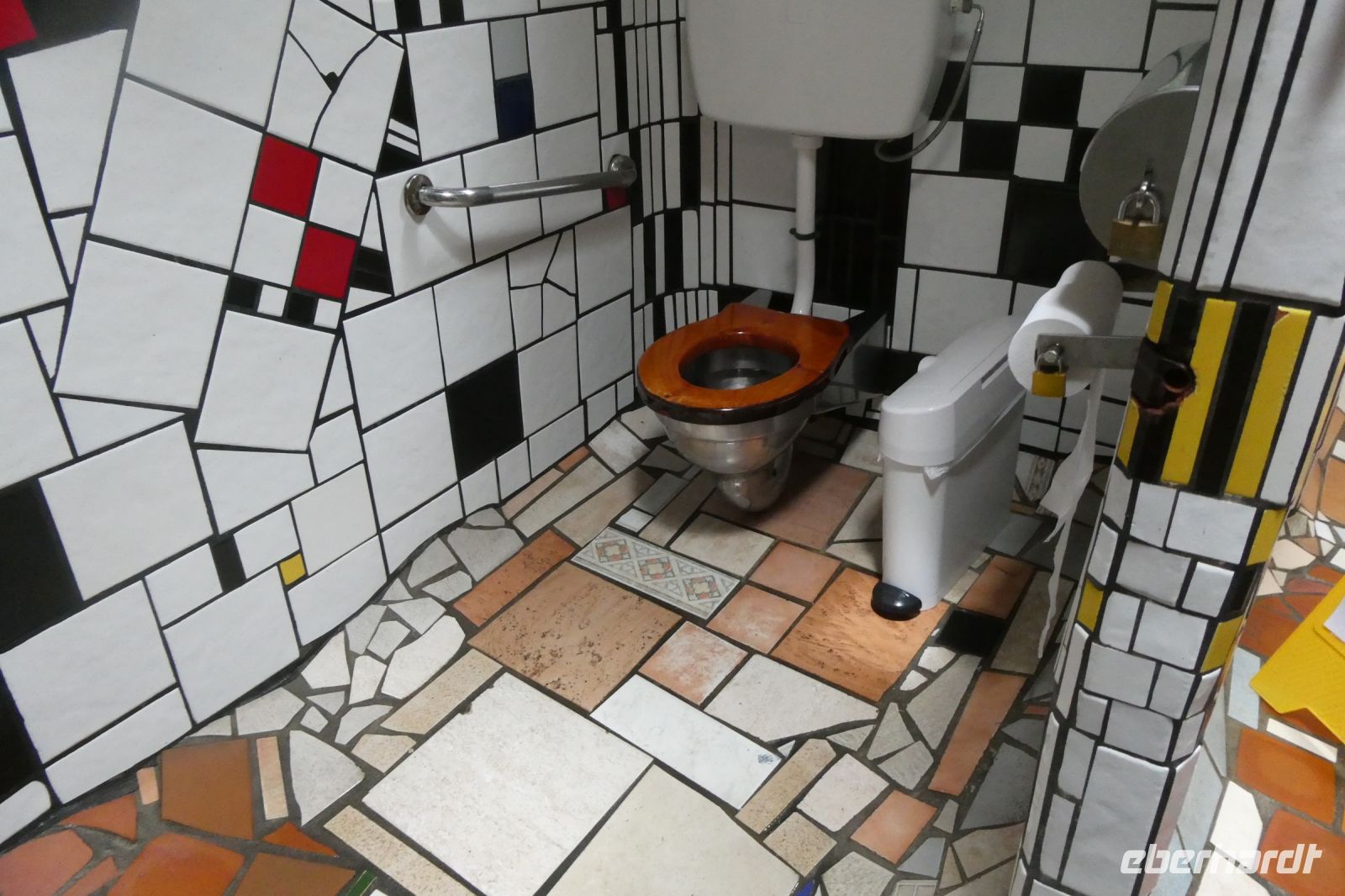 in der Hundertwasser-Toilette