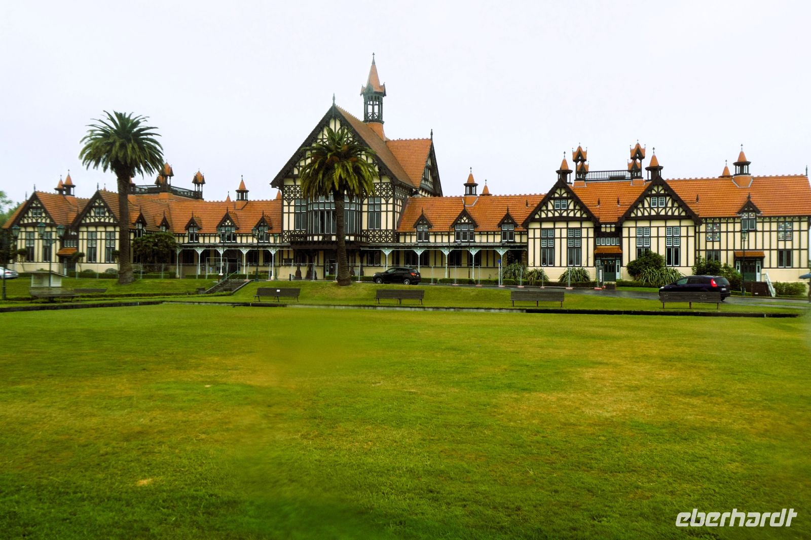 das Badehaus von Rotorua im Regen