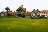 das Badehaus von Rotorua im Regen