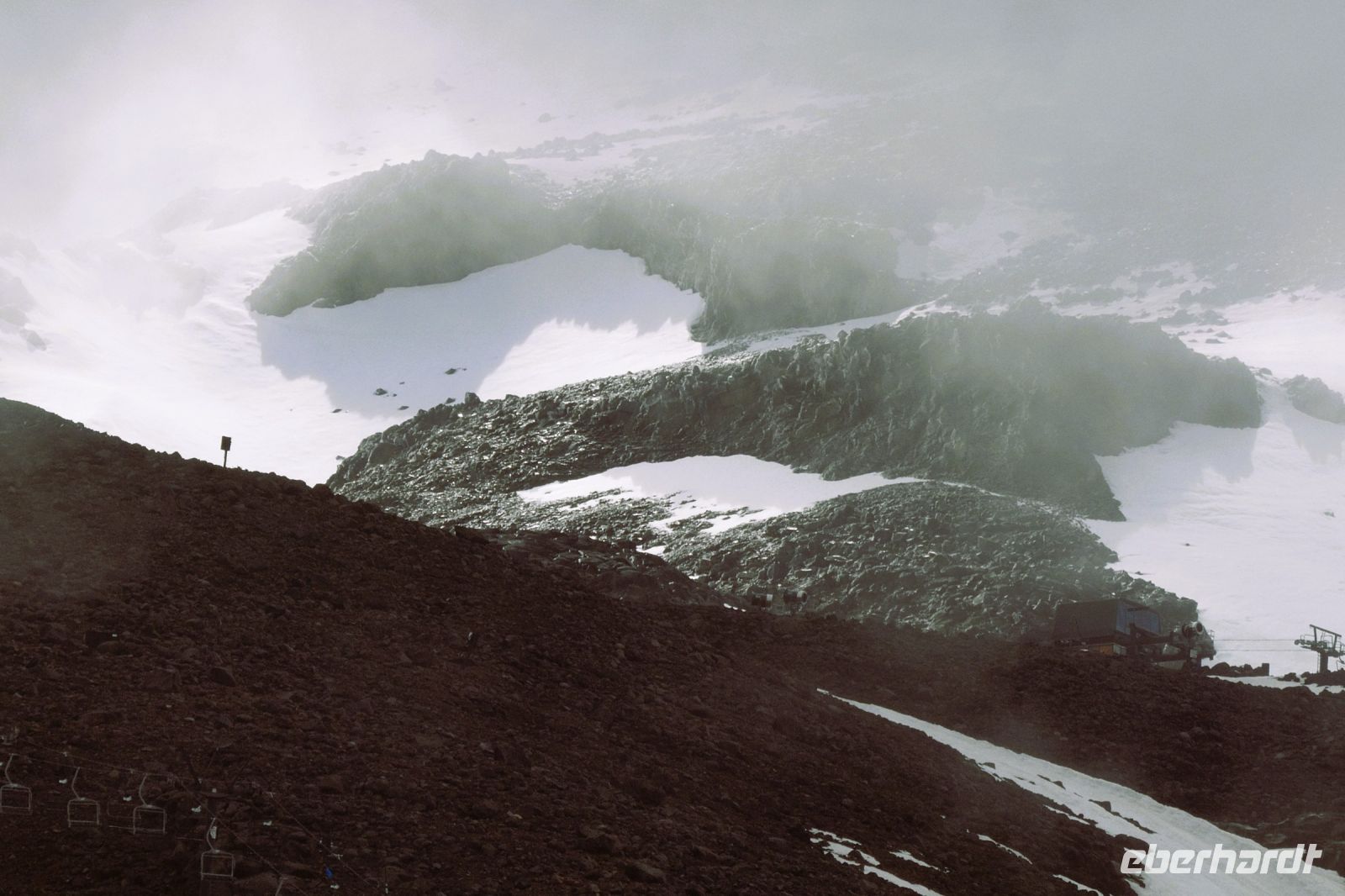 Schnee auf dem Vulkan im Frühjahr