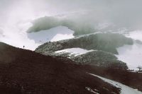 Schnee auf dem Vulkan im Frühjahr