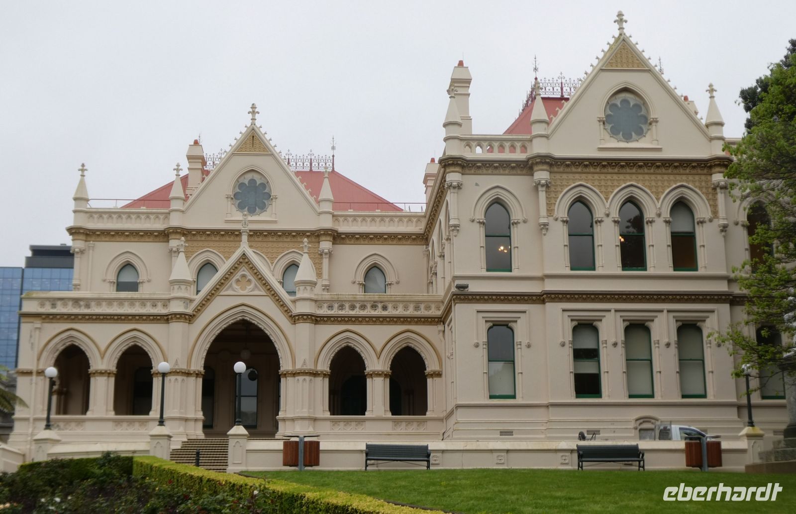 ganz aus Holz gebaut