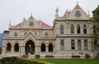 ganz aus Holz gebaut