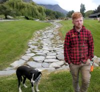 Schafscherer mit Hütehund