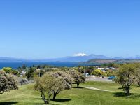 10. Reisetag – Von Rotorua zum Nationalpark – Blick über den Lake Taupo zu den Vulkankegeln