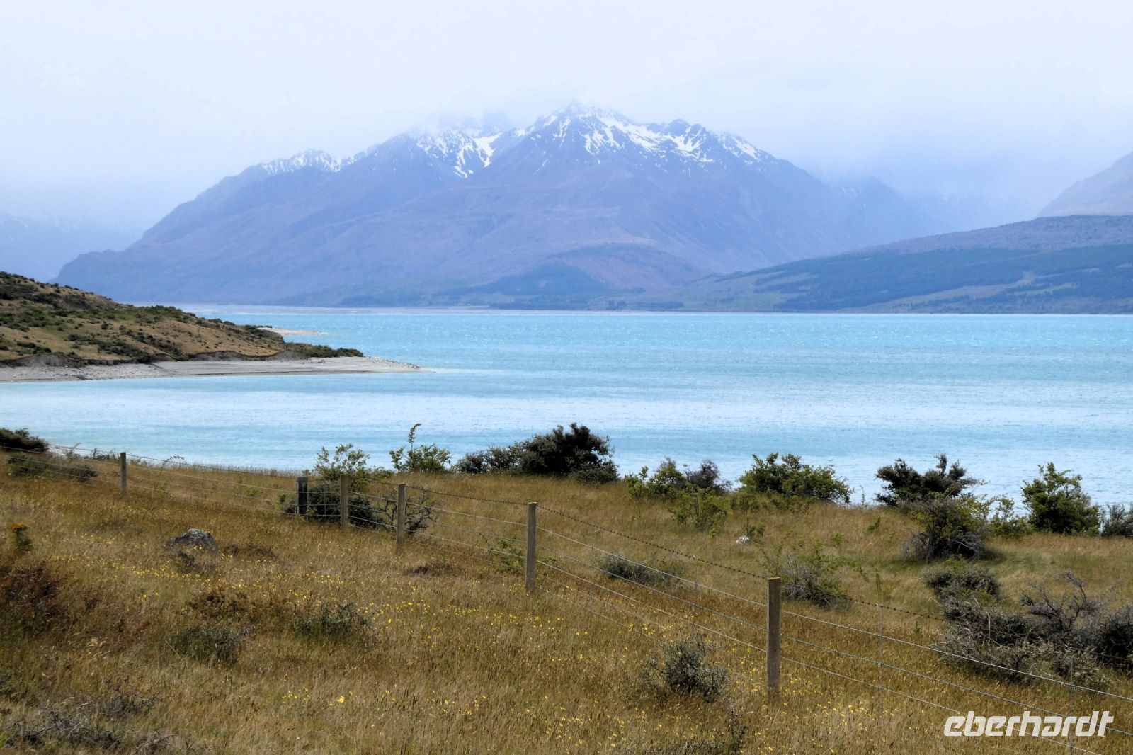 im Hintergrund die Berge