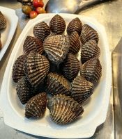 Muscheln an einer Garküche in Singapur