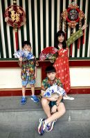 Die Kinder winken und posen für uns, China Town, Singapur