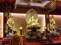 Im Buddhistischen Tempel von Singapur umweht uns der Duft von Räucherstäbchen