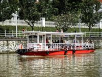Mit solch einem Boot genießen wir eine Fahrt auf dem Singapur River
