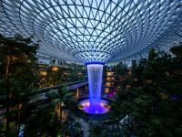 Wasserfall auf dem Flughafen von Singapur