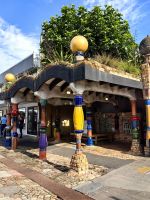Eingang zur öffentlichen Hundertwassertoilette in Kawakawa
