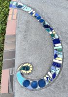 Die bunten Fliesen sind typisch Hundertwasser, Kawakawa