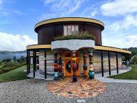 Stylische Hundertwassertoilette in Kawakawa