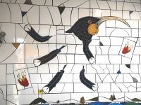 Die Duschen der Hundertwassertoilette sind bunt verziert, Kawakawa