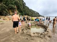 Hier kann man sich Löcher in den Sand graben und liegt dann im warmen Wasser, Hot Water Beach, Coromandel