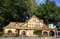 Im Stil von Herr der Ringe errichtetes Infozentrum