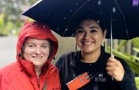 Reisebegleiterin Simone und Maoriführerin in Te Puia