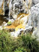 Der Schwefel hat die Felsen gelb gefärbt, Te Puia